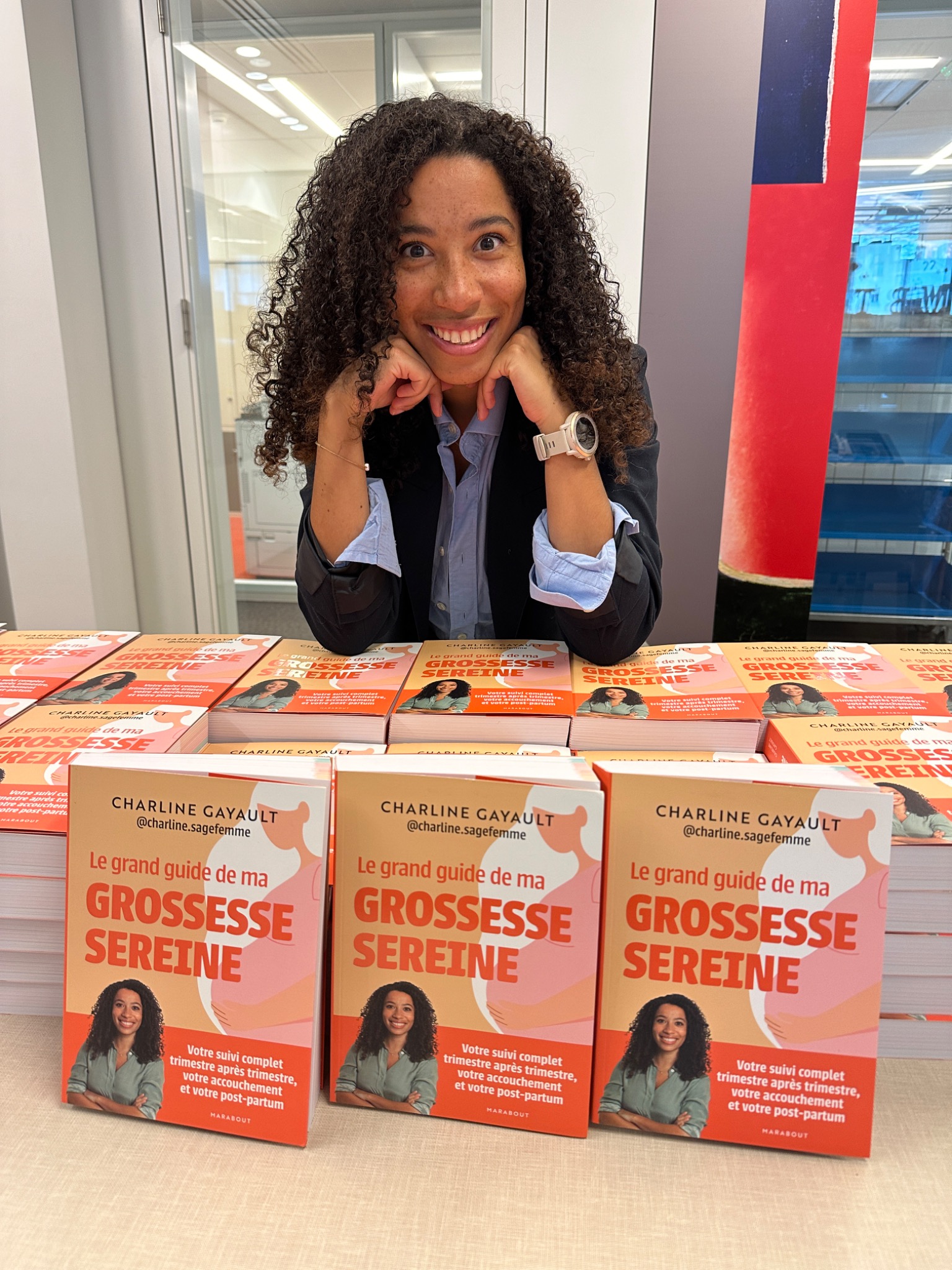 Charline Gayault entourée de son livre Le grand guide de ma grossesse sereine