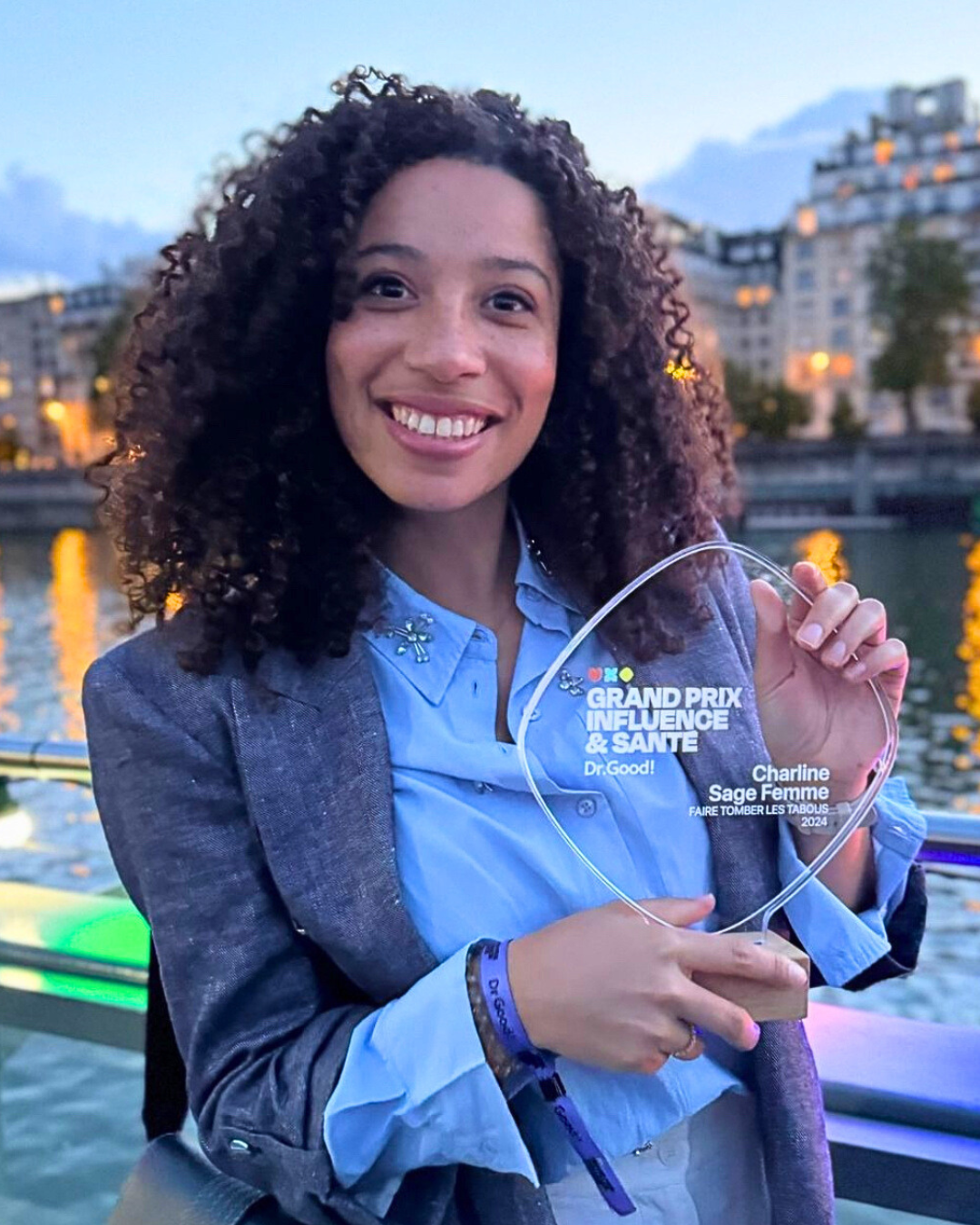 Charline Gayault tenant son trophée Grand Prix Influence et Santé